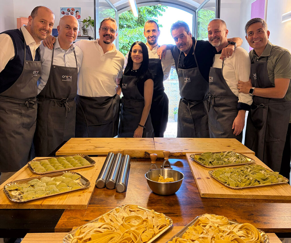 Il gruppo in grembiule davanti alla pasta preparata