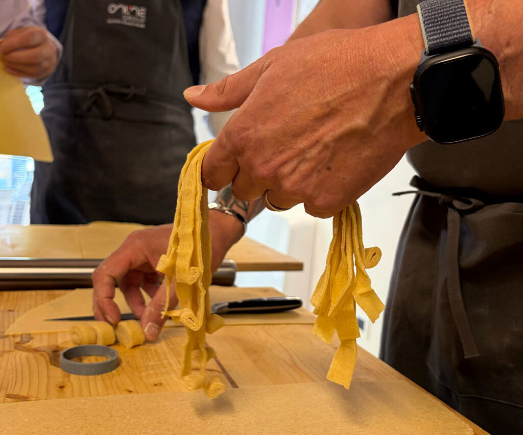 Tagliatelle appena tagliate sollevate a mano