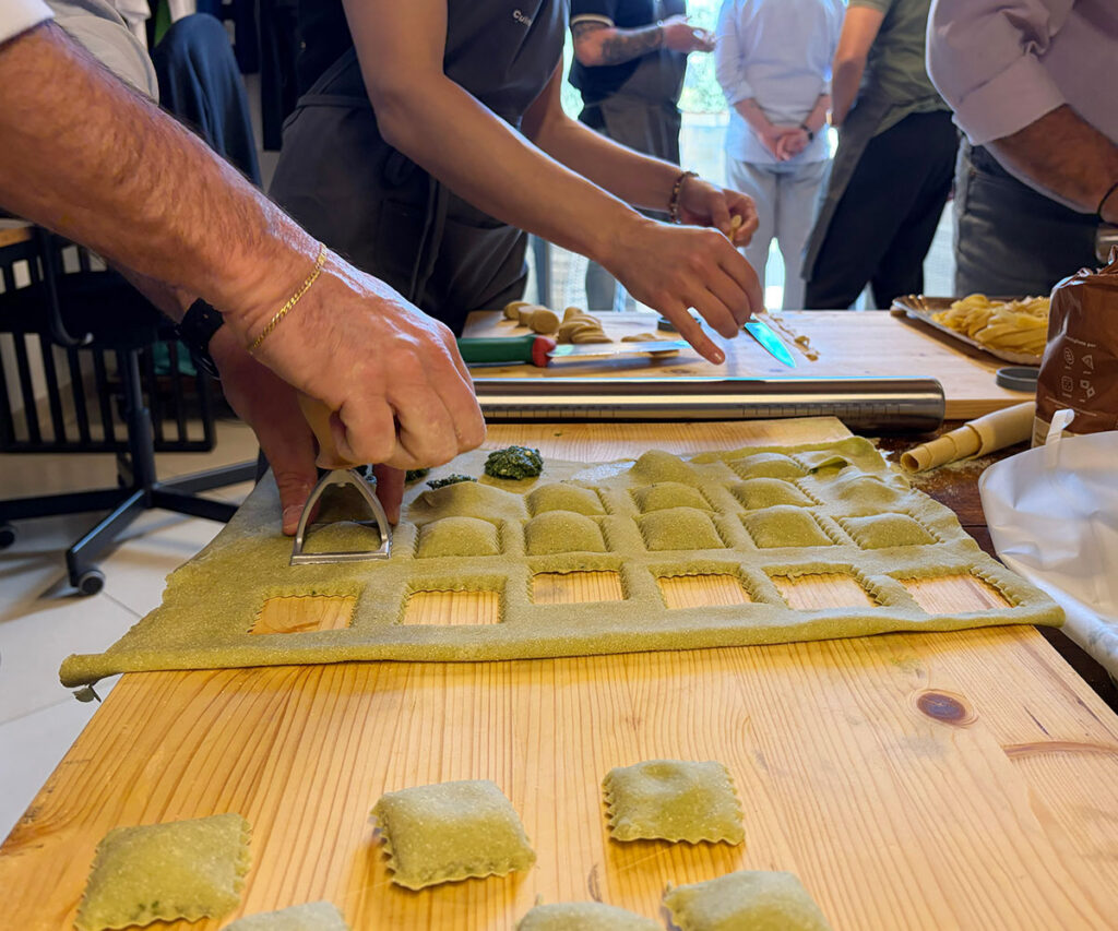 Ravioli ripieni disposti sulla sfoglia