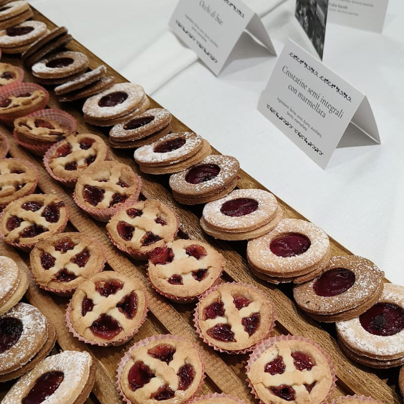 Vassoio di biscotti occhio di bue e crostatine con confettura rossa