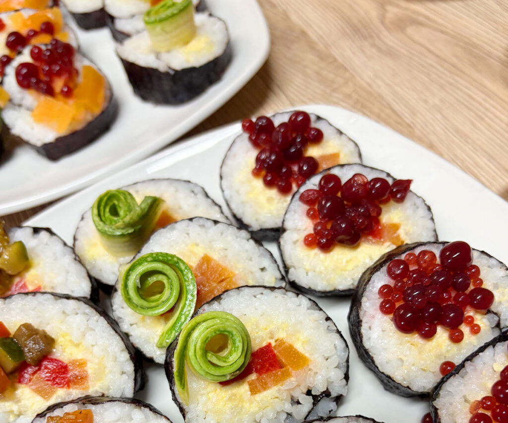 Maki vegetali con perle rosse e zucchine